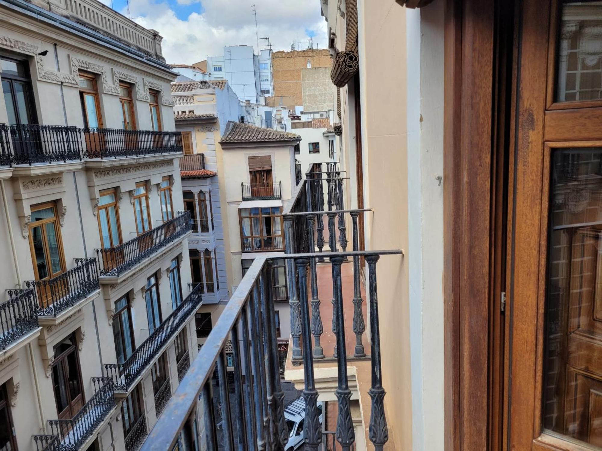 Living Valencia Apartments - Merced Екстер'єр фото
