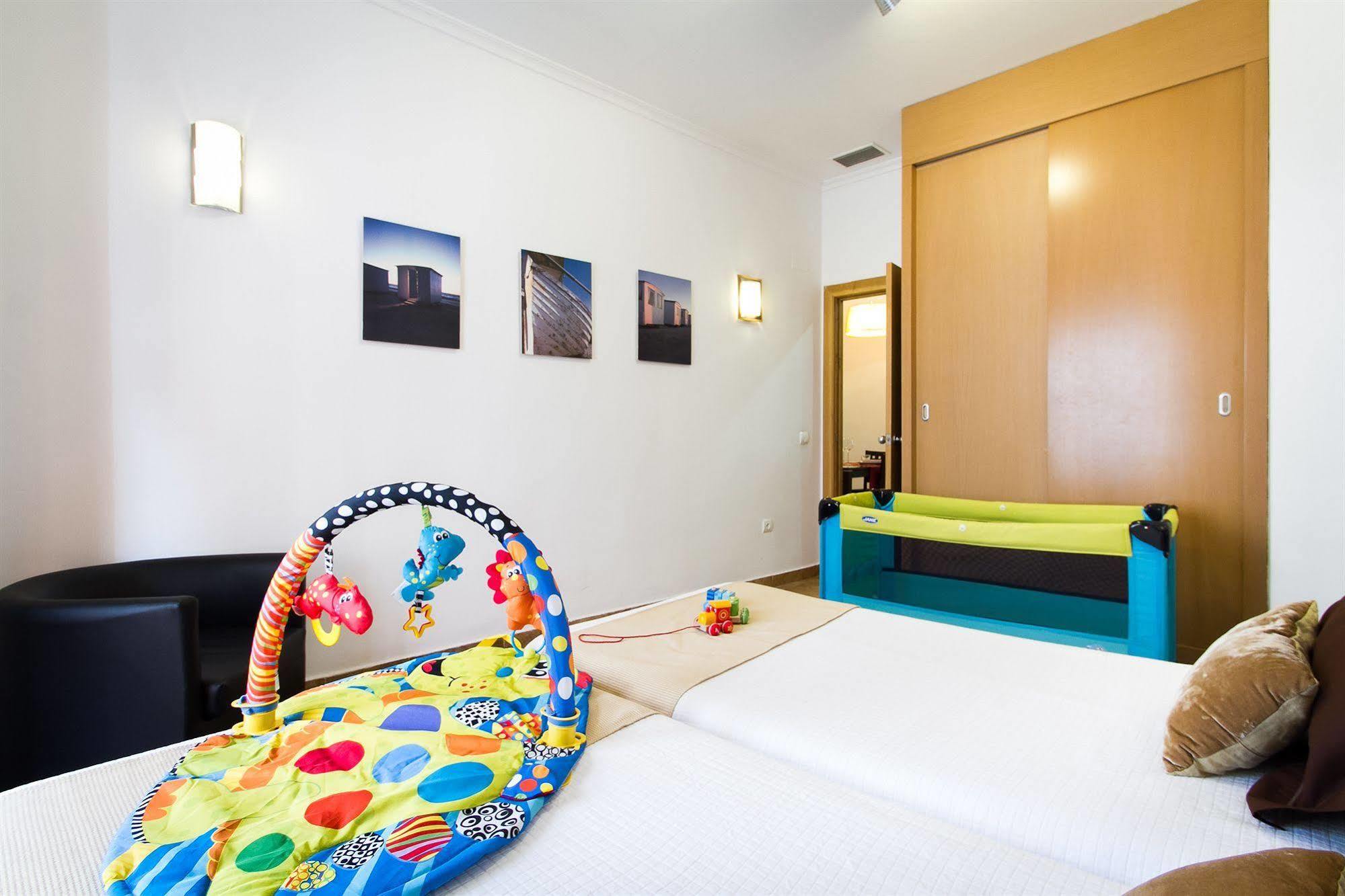 Living Valencia Apartments - Merced Екстер'єр фото