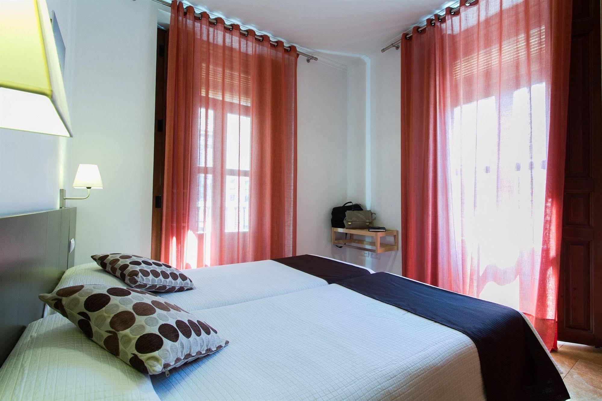 Living Valencia Apartments - Merced Екстер'єр фото