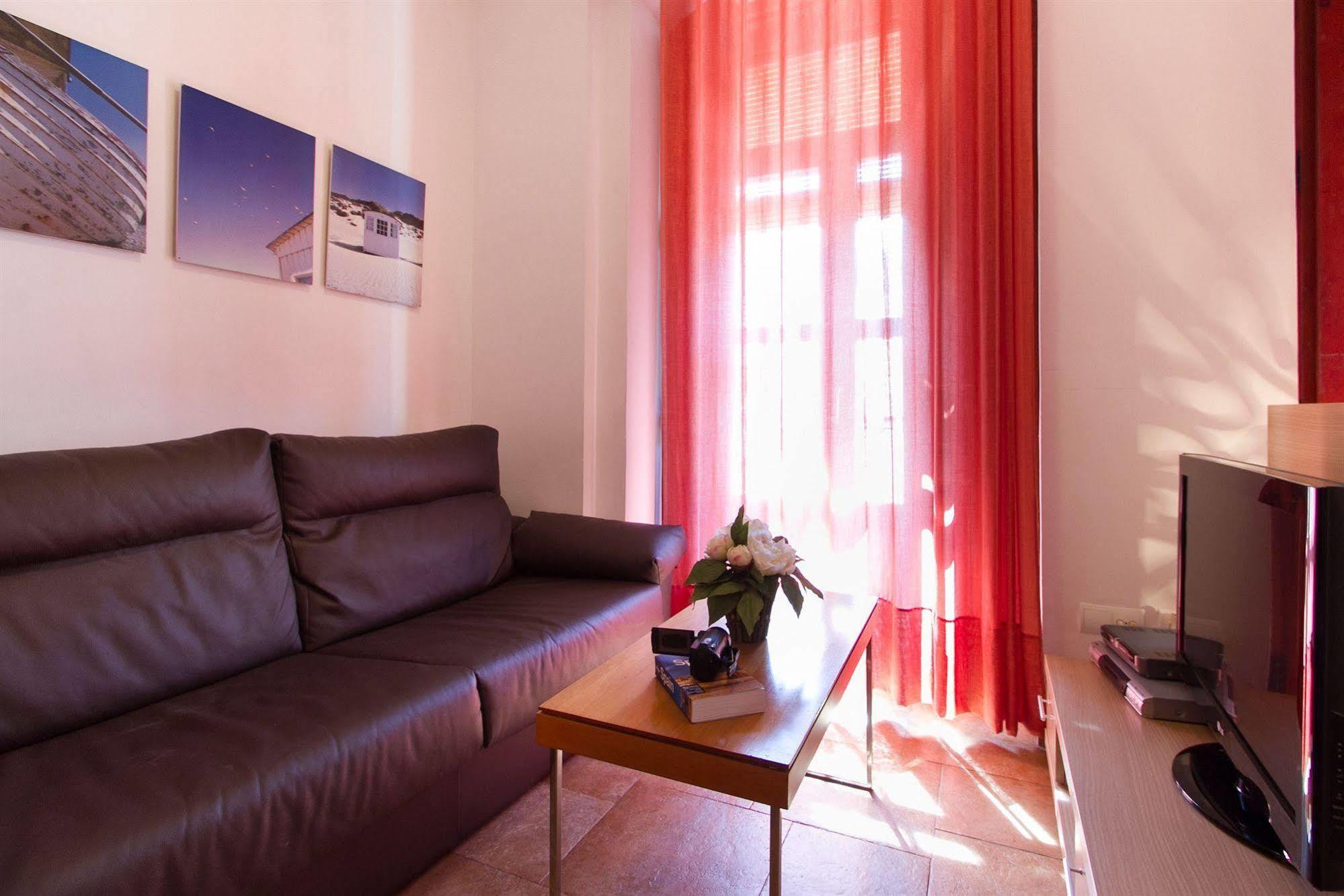 Living Valencia Apartments - Merced Екстер'єр фото