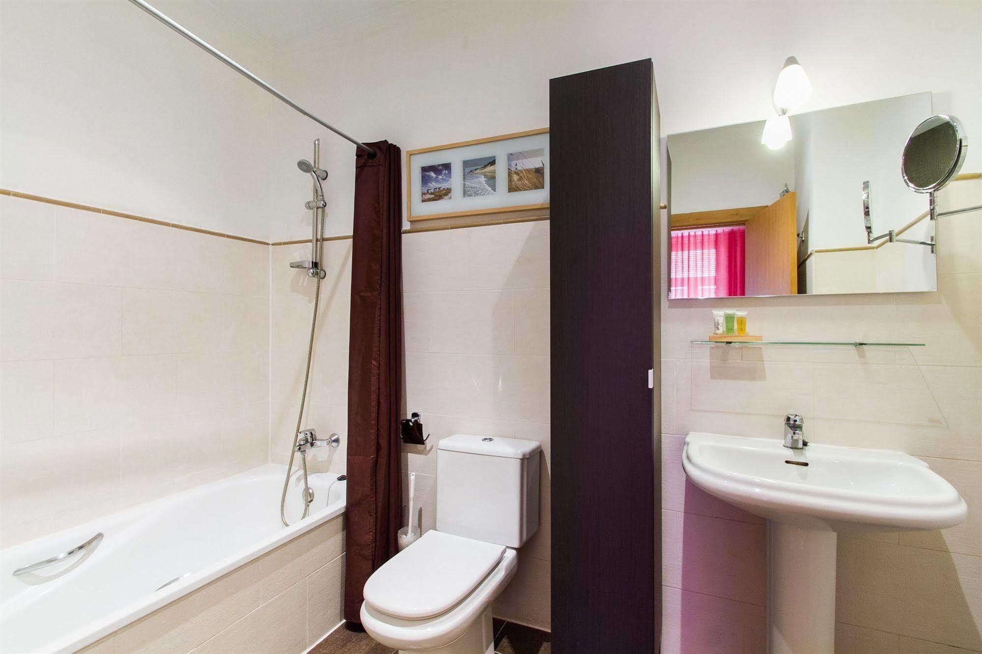 Living Valencia Apartments - Merced Екстер'єр фото